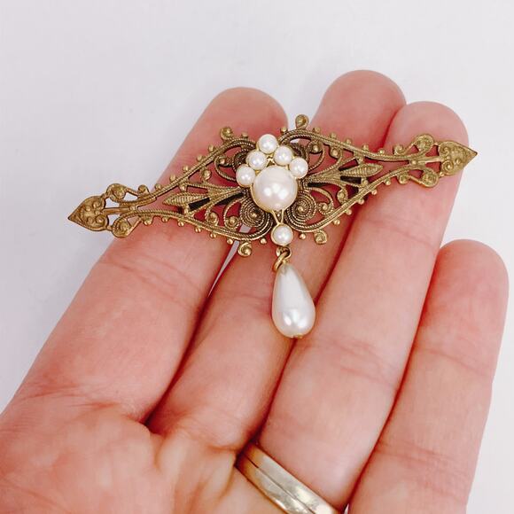 Vintage 1950s Brass Filigree Brooch Faux Pearl Cluster Dangle Elegant Romantic - Picture 3 of 10